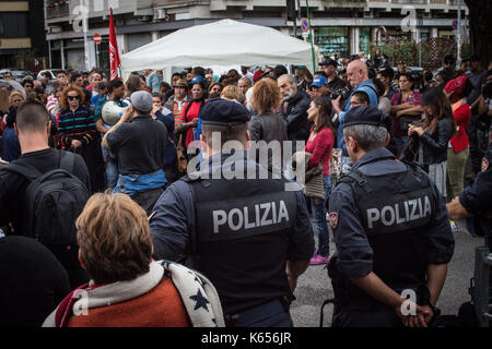 Rome, Italie. Sep 11, 2017. d'une manifestation des mouvements pour la chambre pour la région du Latium les militants des mouvements pour la maison se plaindre devant le siège de la région du Latium pour demander une réponse à l'urgence du logement de Rome. crédit : andrea ronchini/pacific press/Alamy live news Banque D'Images