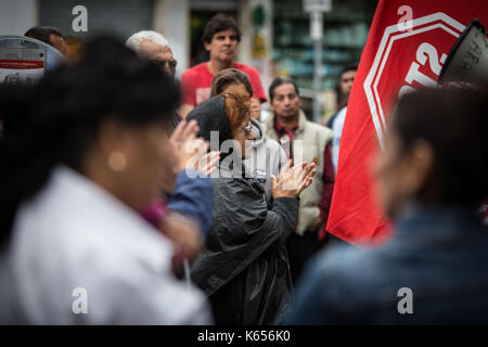 Rome, Italie. Sep 11, 2017. d'une manifestation des mouvements pour la chambre pour la région du Latium les militants des mouvements pour la maison se plaindre devant le siège de la région du Latium pour demander une réponse à l'urgence du logement de Rome. crédit : andrea ronchini/pacific press/Alamy live news Banque D'Images