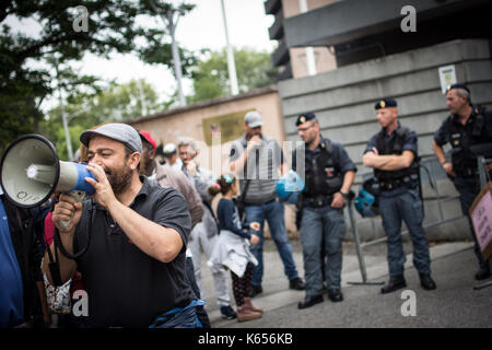 Rome, Italie. Sep 11, 2017. d'une manifestation des mouvements pour la chambre pour la région du Latium les militants des mouvements pour la maison se plaindre devant le siège de la région du Latium pour demander une réponse à l'urgence du logement de Rome. crédit : andrea ronchini/pacific press/Alamy live news Banque D'Images