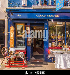 Les curiosités/souvenirs à vendre à Portabello Road, Notting Hill, Londres. Banque D'Images