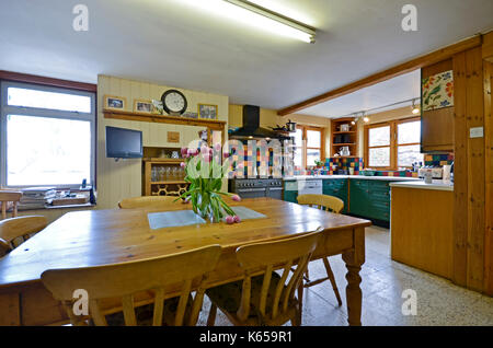 Maison de ferme traditionnelle cuisine avec table à manger en pin Banque D'Images