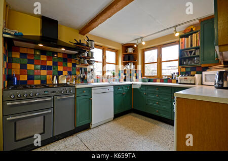 Maison de ferme traditionnelle cuisine avec table à manger en pin Banque D'Images