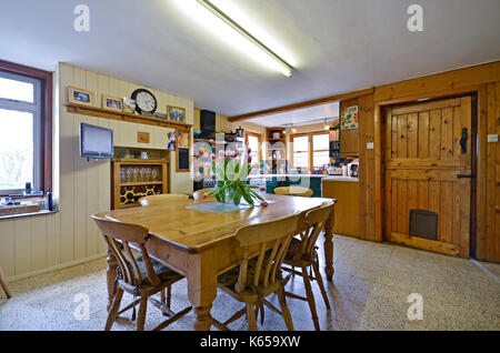 Maison de ferme traditionnelle cuisine avec table à manger en pin Banque D'Images