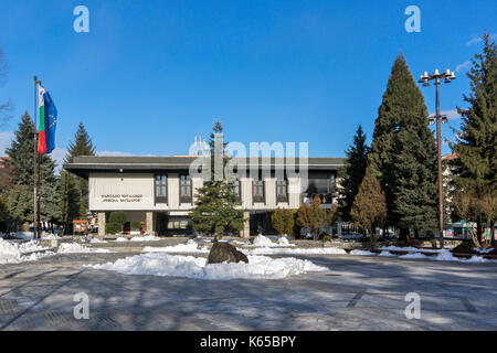 La place centrale et du centre culturel de la ville de Bansko, Bulgarie, la région de Blagoevgrad Banque D'Images