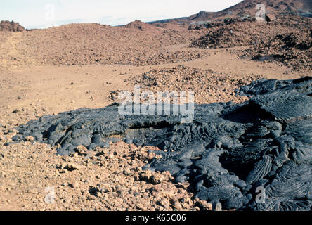 La lave pahoehoe, bartolome island, îles Galapagos, ropy basaltiques, surface, affichage du débit sur le sol Banque D'Images