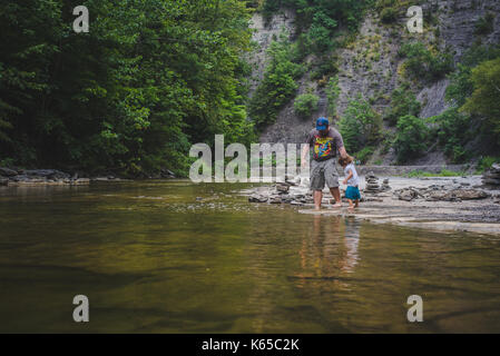 Un homme avec son enfant de sa fille. Banque D'Images