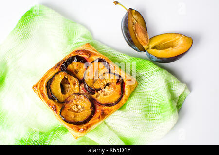 Prune faite maison de camembert sur fond blanc Banque D'Images