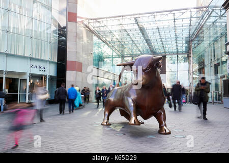 Birmingham, UK - 6 novembre 2016 : statue à l'extérieur du centre commercial Bullring Centre à Birmingham UK Banque D'Images