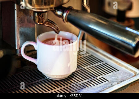 Espresso cup le déposer dans la machine à espresso en acier inoxydable Banque D'Images