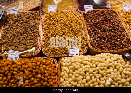 L'alimentation au marché de la boqueria Barcelone Espagne Banque D'Images