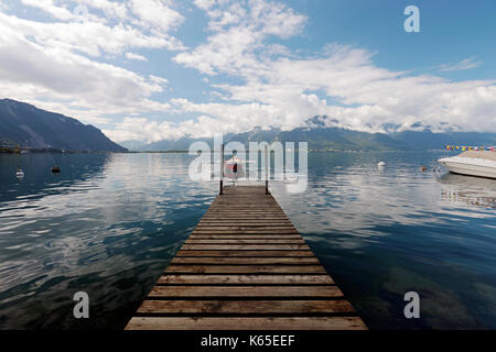 Piétons menant au bateau à rames sur le lac de Genève en Suisse Banque D'Images