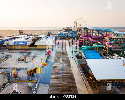 Wildwood, New Jersey, USA - 5 septembre 2017 : Vue aérienne de la plage de la jetée et de l'eau moreys parcs complexes dans wildwood, new jearsey sur l Banque D'Images