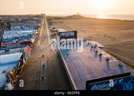 Wildwood, New Jersey, USA - 5 septembre 2017 : vide wildwood promenade et plage au lever du soleil, tirer avec un drone. wildwood dans une station touristique sur la ville Banque D'Images