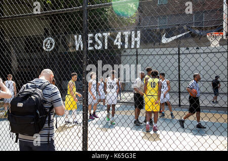 Jouer à Basketball sur West 4th Street dans Greenwich Village, NYC - Etats-Unis Banque D'Images