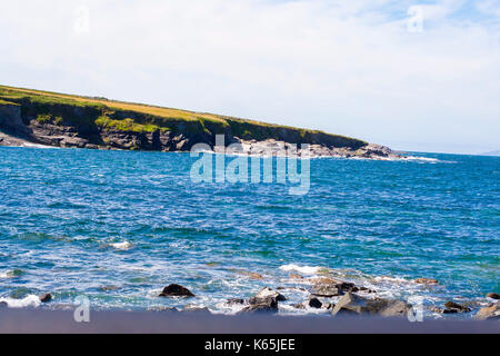 Photo de paysage de la ligne de côte au point Cromwell,Valentia Island, Ring de Kerry, Irlande sur une journée ensoleillée contre un ciel bleu avec des nuages cirrus Banque D'Images