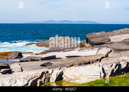 Photo de paysage de la ligne de côte au point Cromwell,Valentia Island, Ring de Kerry, Irlande sur une journée ensoleillée contre un ciel bleu avec des nuages cirrus Banque D'Images