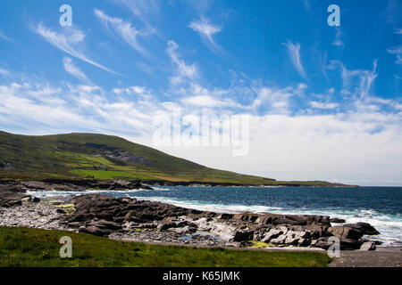 Photo de paysage de la ligne de côte au point Cromwell,Valentia Island, Ring de Kerry, Irlande sur une journée ensoleillée contre un ciel bleu avec des nuages cirrus Banque D'Images