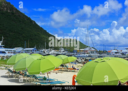 Des parasols sur la plage à Philipsburg Banque D'Images