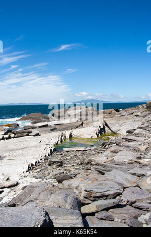 Photo de paysage de la ligne de côte au point Cromwell,Valentia Island, Ring de Kerry, Irlande sur une journée ensoleillée contre un ciel bleu avec des nuages cirrus Banque D'Images