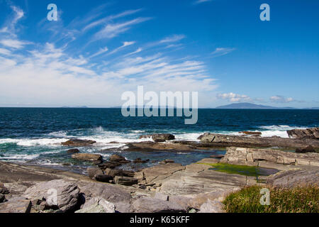 Photo de paysage de la ligne de côte au point Cromwell,Valentia Island, Ring de Kerry, Irlande sur une journée ensoleillée contre un ciel bleu avec des nuages cirrus Banque D'Images