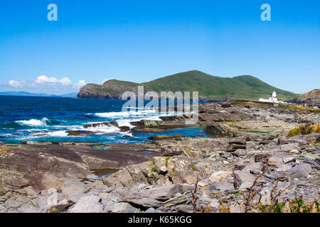 Photo de paysage de la ligne de côte au point Cromwell,Valentia Island, Ring de Kerry, Irlande sur une journée ensoleillée contre un ciel bleu avec des nuages cirrus Banque D'Images