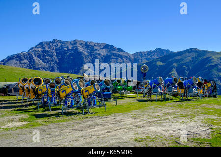 Canons à neige, souffleuse à neige sont stockés sur un versant de montagne en été Banque D'Images