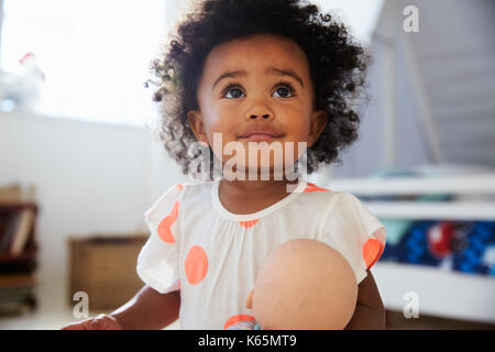 Happy Baby Girl Playing With Doll dans Jeux pour Enfants Banque D'Images