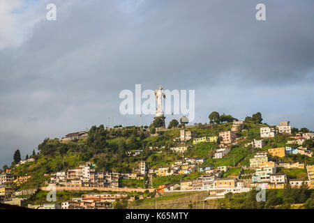 Vierge de Quito statue en aluminium sur El Panecillo Hill dans la lumière du matin, Quito, capitale de l'Équateur, en Amérique du Sud, l'emblématique monument local Banque D'Images