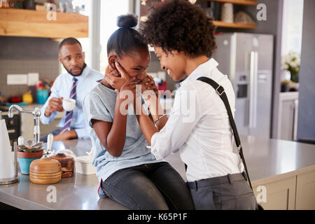 Mère de dire au revoir à sa fille comme elle le quitte pour le travail Banque D'Images