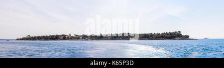 L'île de sveti andrija, île rouge aussi près de Rovinj, Croatie, station touristique populaire dans l'Adriatique Banque D'Images