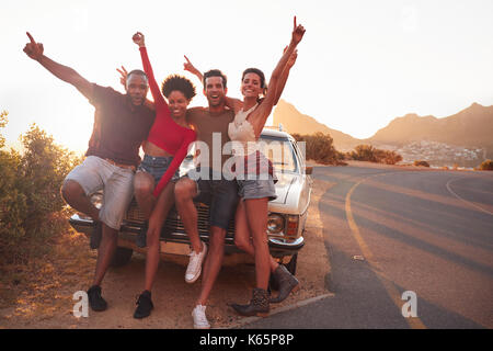 Portrait d'amis debout à côté de voiture classique Banque D'Images