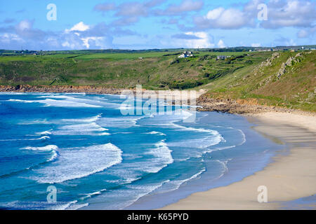 Une large plage de sable avec des vagues, sennen cove, sennen, Cornwall, Angleterre, Grande-Bretagne Banque D'Images