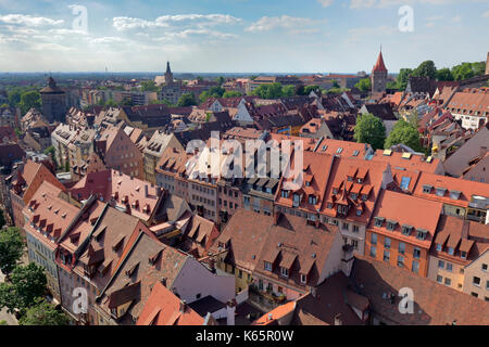 Vue sur les toits rouges de la Sebalder Altstadt, la vieille ville, derrière le quartier Johannes, de gauche le Spittlertorturm Banque D'Images