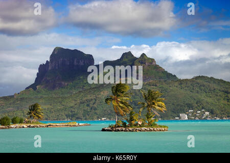 Petite île de Palm dans la mer en face du Mont Otemanu, l'île de Bora Bora, îles de la société, Polynésie française Banque D'Images