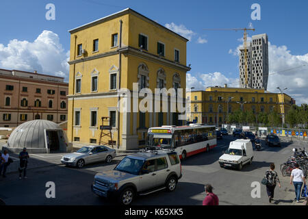 L'Albanie, Tirana , entrée de 'bunkart 2' Museum, au cours de la règle communiste Enver Hoxha sur 200,000 bunker de défense militaire où construite en Albanie / ALBANIEN, Tirana, lits superposés 2 'Art Museum', waehrend der kommunistischen Herrschaft von Enver Hodscha wurden ca. Militaerische gebaut Bunker 200,000 Banque D'Images