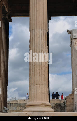 Athènes, Grèce - 6 mai 2014 : les gens et l'ancienne colonne de marbre à l'acropole d'Athènes, Grèce. Banque D'Images