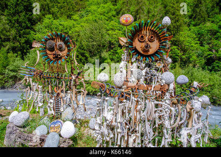 Phantasyful des statues et des roches peintes dans l'open-air-atelier de lorenz kuntner Banque D'Images