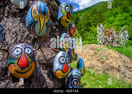 Phantasyful des statues et des roches peintes dans l'open-air-atelier de lorenz kuntner Banque D'Images