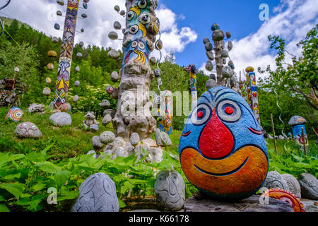 Phantasyful des statues et des roches peintes dans l'open-air-atelier de lorenz kuntner Banque D'Images