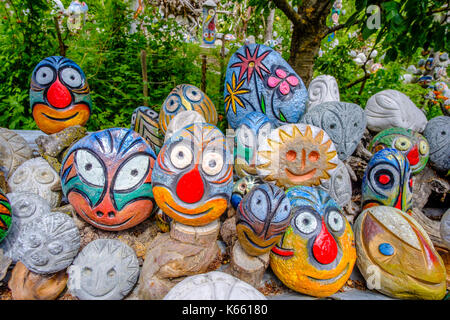 Phantasyful des statues et des roches peintes dans l'open-air-atelier de lorenz kuntner Banque D'Images