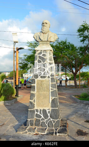 L'île de San Cristobal, Galapagos - février 17, 2017 : Charles Darwin statue commémorative 1835. Le monument est dans la capitale Puerto Baquerizo Moreno Banque D'Images