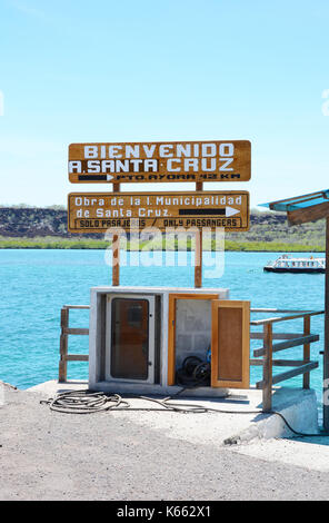 L'île de santa cruz, Galapagos - février 20, 2017 : ferry dock. le quai de Baltra transporte les touristes à travers le canal itabaca pour l'île. Banque D'Images