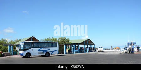 L'île de santa cruz, Galapagos - février 20, 2017 : ferry dock. le quai de Baltra transporte à travers le canal itabaca touristique de l'île. Banque D'Images