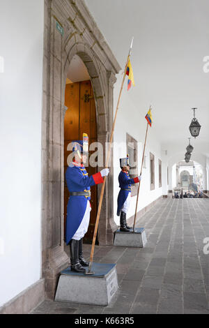 Quito, Équateur - février 22, 2017 : palace garde au palais présidentiel à la place de l'indépendance. En plus des unités administratives, le palac Banque D'Images