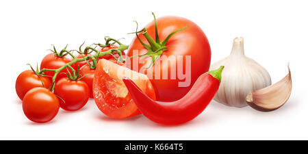 Branche de tomates cerises rouges frais avec des feuilles vertes, tomate unique dont la tranche, de l'ail avec le clou de girofle et de piment rouge légumes isolated on white b Banque D'Images
