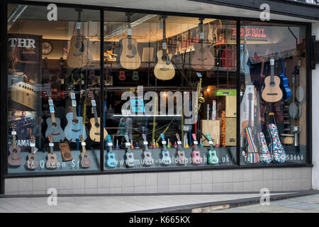 Affichage de la fenêtre d'un magasin de guitare. Ipswich, Royaume-Uni. Banque D'Images