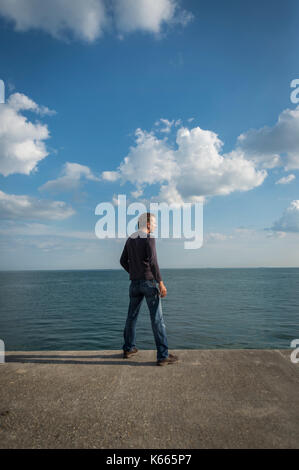 L'homme regardant la mer Banque D'Images