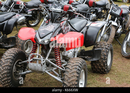 Le régiment des transmissions royal, l'équipe de démonstration de moto casques blancs en action à lowther castle horse trials, Cumbria, Angleterre. Banque D'Images