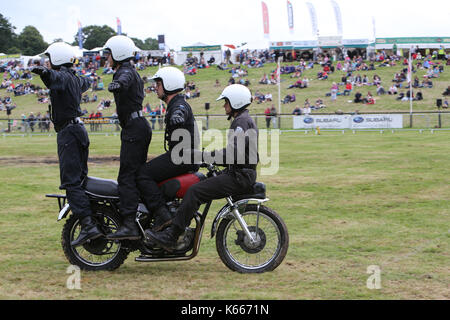 Le régiment des transmissions royal, l'équipe de démonstration de moto casques blancs en action à lowther castle horse trials, Cumbria, Angleterre. Banque D'Images