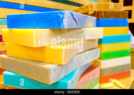 Barres de savon coloré de grands blocs Banque D'Images